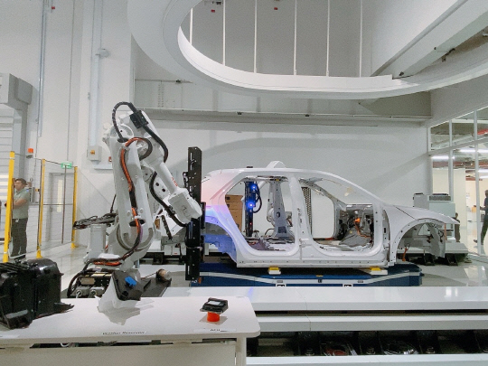 [현대차, 싱가포르에 글로벌 혁신센터] 컨베이어벨트 사라지고 로봇이 점검… "100년 車 제조공식 혁신"